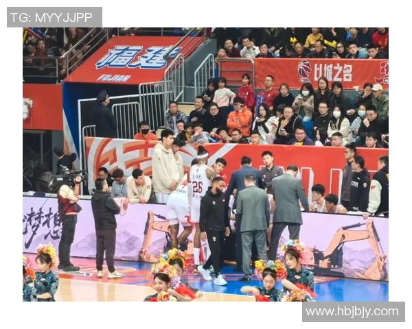 足球队员在CBA看球视频:两项运动迷的共鸣时刻 足球队员在CBA看球视频:两项运动迷的共鸣时刻